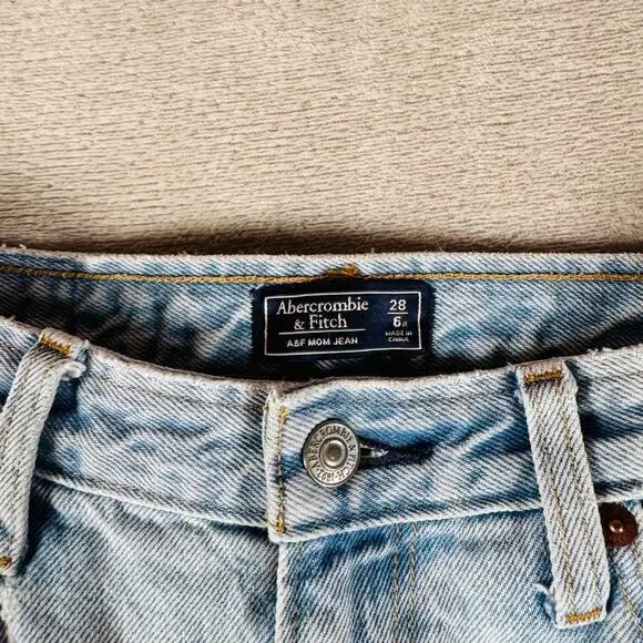 Abercrombie & Fitch Jeans Womens 28/6 Light Wash Blue Denim Distressed Mom Jean - Picture 3 of 12